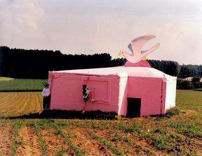 roze bunker met vredesduif Munte